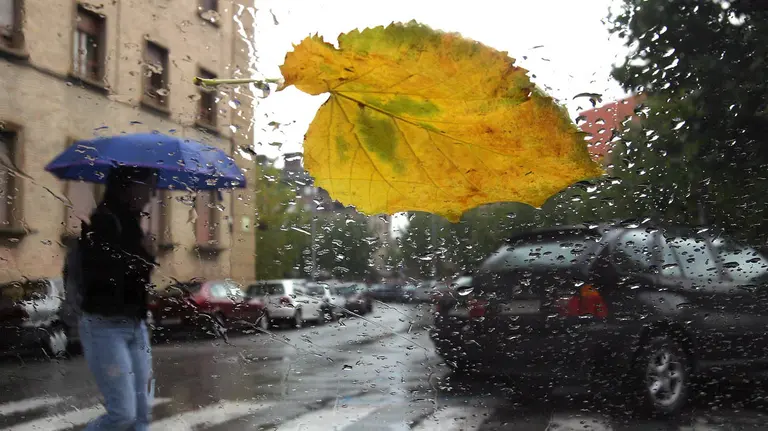 LLUVIA Y VIENTO MAL TIEMPO