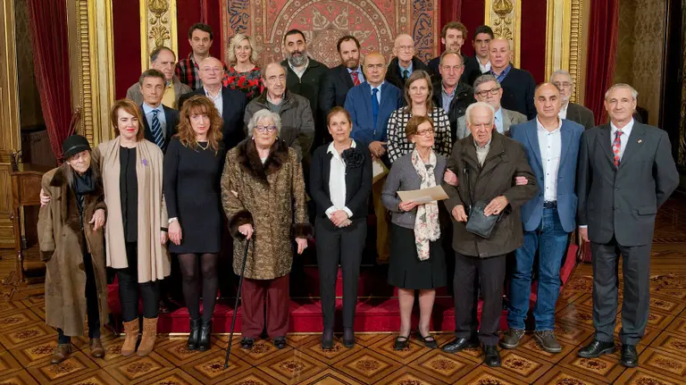 Los homenajeados junto a Uxue Barkos, Ainhoa Aznárez y Mikel Aranburu.