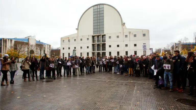 Una imagen de la concentración en contra de la violencia hacia la mujer celebrada en el campus de Arrosadia.