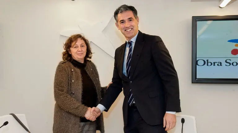 Isabel Elizalde y Óscar Insausti se estrechan la mano.