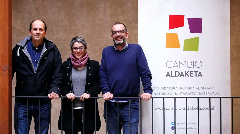 GRA333. PAMPLONA, 25/11/2015.- Los candidatos de la lista unitaria al Senado Cambio Aldaketa, Patxi Zamora (i), avalado por EH Bildu; Ana Luján Martínez, Anika (c), candidata propuesta por Geroa Bai e Iñaki Bernal (d), concejal de Izquierda-Ezkerra (I-E) en Berriozar que fue votado en las primarias de Ahora en Común, durante la presentación de los ejes de su programa electoral hoy en Pamplona. EFE/Ivan Aguinaga