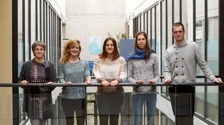 De izq. a dcha. Izaskun Andueza, Mireia Etxeberria, Edurne Busto, Tania Osés y Martín Larraza.