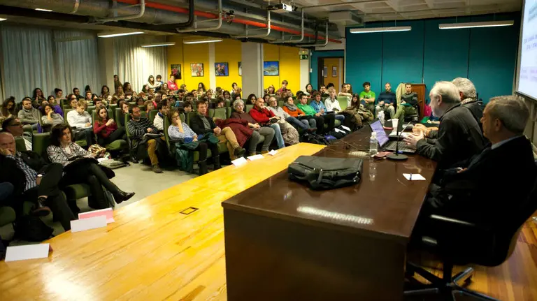 Una parte del p&uacute;blico asistente a la charla de la UPNA.