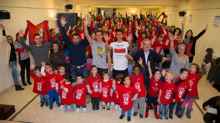 Unai García y Maikel Mesa con el Aula Rojilla en Monteagudo.