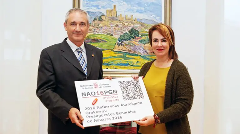 El consejero Mikel Aramburu entrega el proyecto de presupuestos a la presidenta del Parlamento, Ainhoa Aznárez. EUROPA PRESS