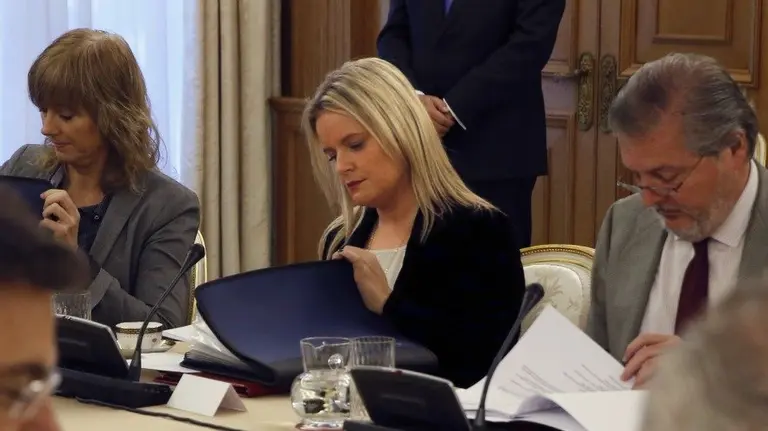 El ministro Íñigo Méndez de Vigo; la presidenta de la Fundación, Mari Mar Blanco, y la consejera navarra de Relaciones Ciudadanas e Institucionales, Ana Ollo (d-i). EFE.