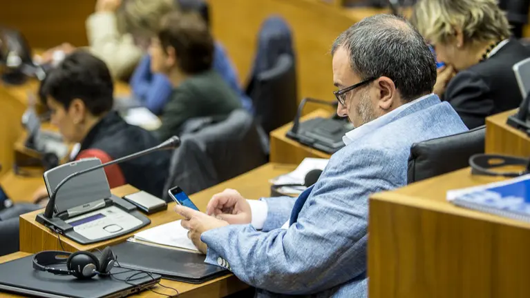 José Miguel Nuin, portavoz de I-E en un pleno del Parlamento de Navarra. IÑIGO ALZUGARAY