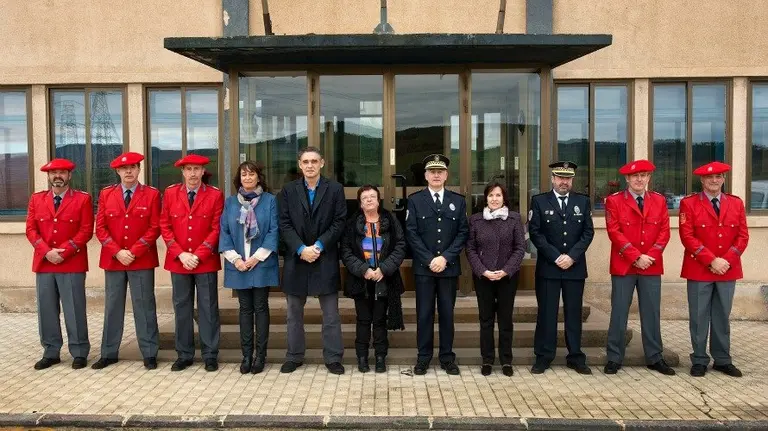 La consejera Beaumont y otras autoridades junto con los nuevos comisarios de polic&iacute;a.