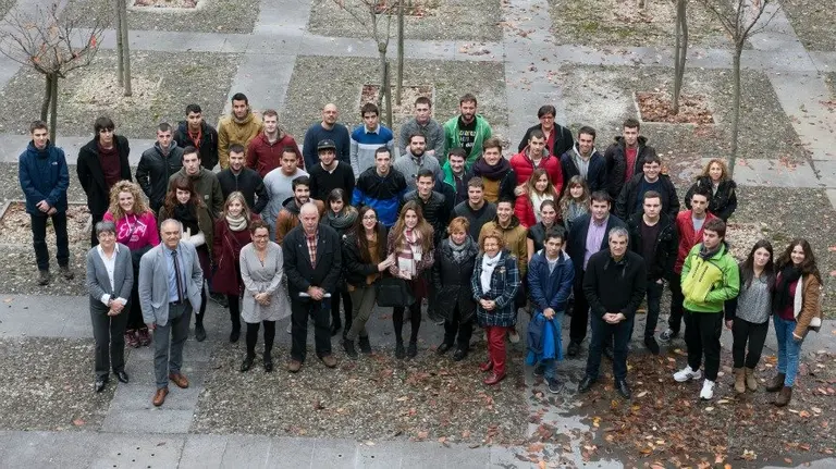Los alumnos del programa Erasmus + en el patio de Educaci&oacute;n.