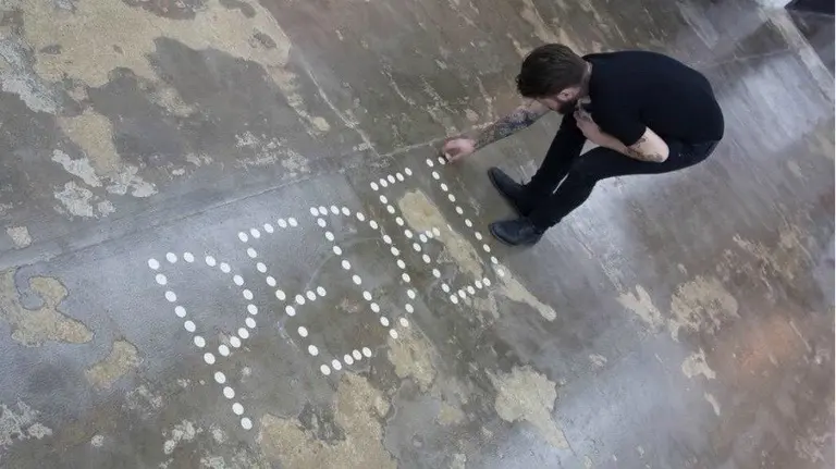 Exposición de Abel Azcona.