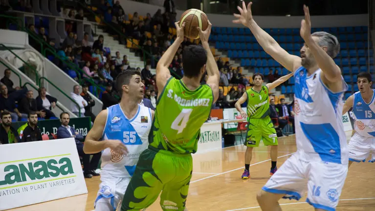 Partido entre el Planasa Navarra y el Ourense Provincia Termal (89-79). IÑIGO ALZUGARAY.-10