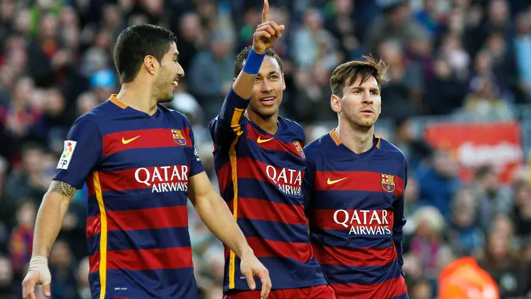 GRA272 BARCELONA, 28/11/2015.- El delantero brasileño del FC Barcelona, Neymar Da Silva (c) celebra junto a sus compañeros, el uruguayo Luis Suárez (i) y el argentino Leo Messi (d), su gol marcado ante la Real Sociedad, el segundo del equipo, durante el partido correspondiente a la decimotercera jornada de Liga que se juega hoy en el estadio Camp Nou de Barcelona. EFE/Quique García