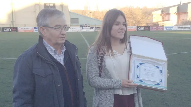 María Blanco recibe una placa en Mutilva.