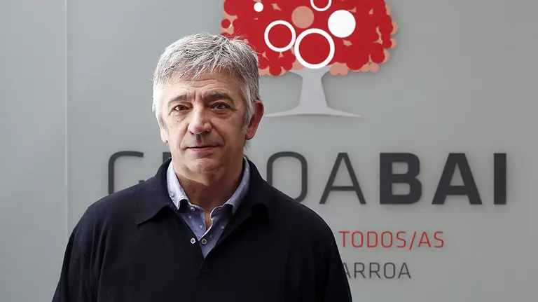 GRA044 PAMPLONA, 30/11/2015.- El cabeza de lista al Congreso por Geroa Bai, Koldo Martínez, durante una entrevista con EFE en la que asegura que la próxima será una "difícil" legislatura para el autogobierno navarro ante la "demagogia" de unos y el "desconocimiento" de otros. EFE/Jesús Diges