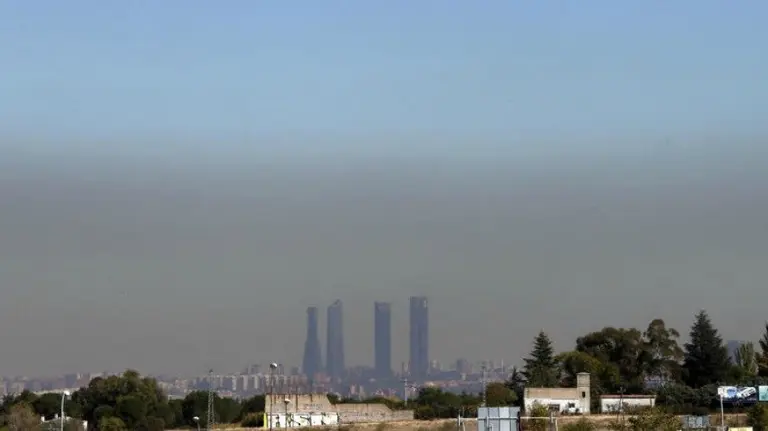 Vista de Madrid con el parque empresarial de las Cuatro Torres, en el Paseo de la Castellana. EFE.