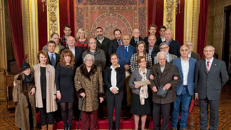 Recepción de Barkos a personas que donaron objetos a Navarra (25_11_15).