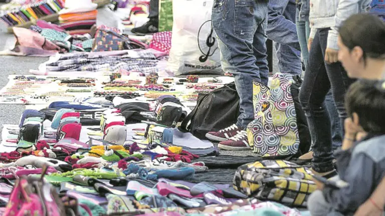 Venta callejera de productos falsificados. EFE