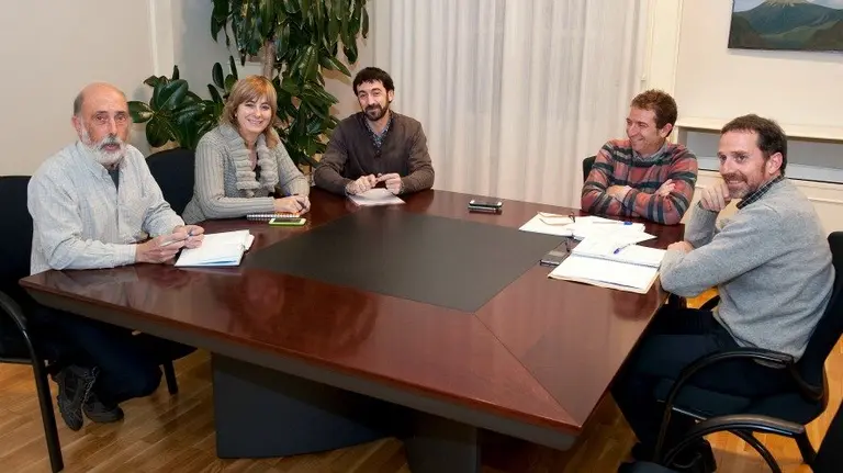 Un momento de la reunión de la consejera y los miembros de Aranzadi.