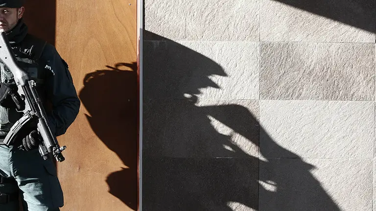 La Guardía Civil finaliza el registro de la casa y el local comercial del hombre de nacionalidad marroquí detenido hoy en Pamplona, al tener intención de viajar a Siria para incorporarse a las filas del DAESH. El Ministerio del Interior ha informado hoy de que el detenido, de 32 años, también realizaba labores de proselitismo en el establecimiento de hostelería que regentaba en el barrio de San Jorga de Pamplona. EFE/Jesús Diges