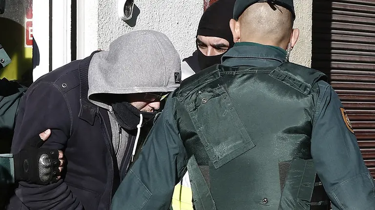 Un hombre de nacionalidad marroquí es detenido por la Guardia Civil hoy en Pamplona, al tener intención de viajar a Siria para incorporarse a las filas del DAESH. El Ministerio del Interior ha informado hoy de que el detenido, de 32 años, también realizaba labores de proselitismo en el establecimiento de hostelería que regentaba en el barrio de San Jorga de Pamplona. EFE/Jesús Diges