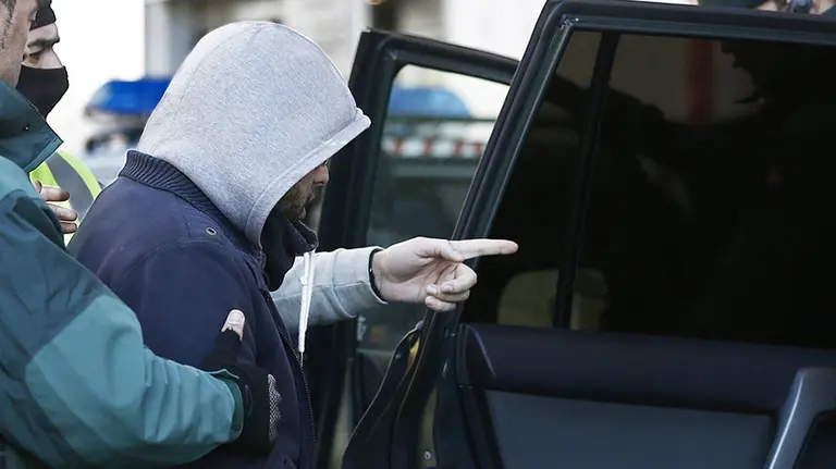 Un hombre de nacionalidad marroquí es detenido por la Guardia Civil hoy en Pamplona, al tener intención de viajar a Siria para incorporarse a las filas del DAESH. El Ministerio del Interior ha informado hoy de que el detenido, de 32 años, también realizaba labores de proselitismo en el establecimiento de hostelería que regentaba en el barrio de San Jorga de Pamplona. EFE/Jesús Diges