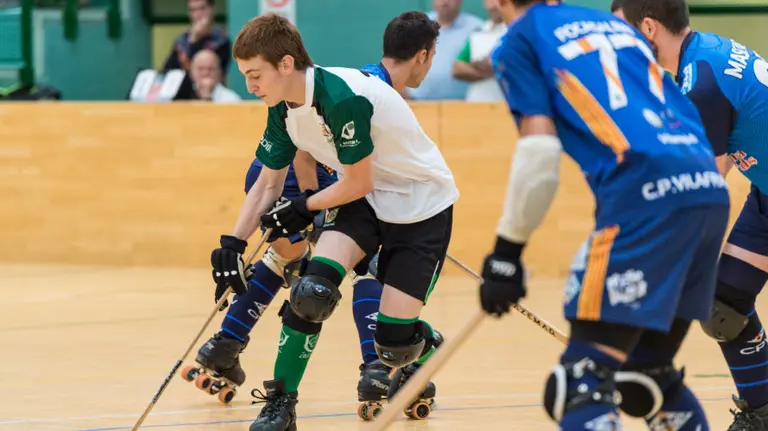 Partido de hockey patines en Oberena.