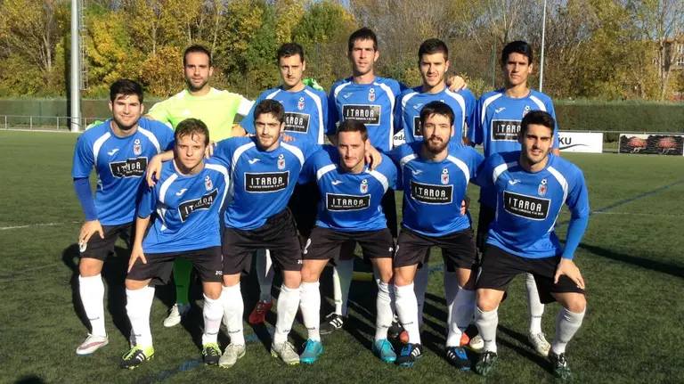 Equipo titular del Huarte en su campo de Areta.