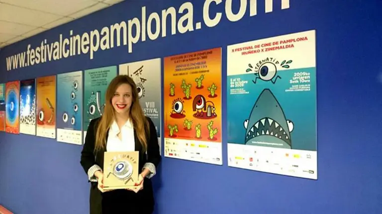 Aránzazu Duque recoge el trofeo por el Premio Educactif concedido a este corto en el XVI Festival de Cine de Pamplona - Iruñeko XVI Zinemaldia.