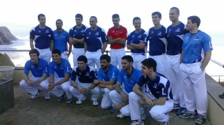 Participantes en la presentación del torneo de parejas. Foto web Aspe.