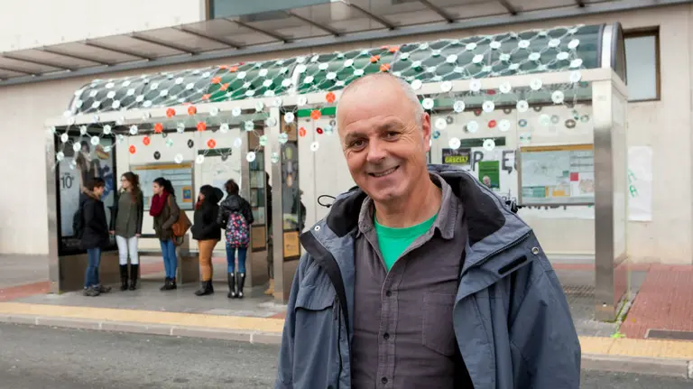 El ingeniero Raúl Escrivá, ante la marquesina.