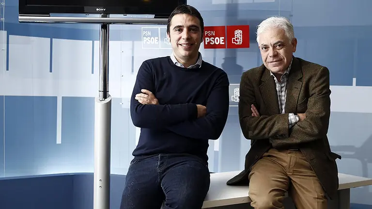 GRA209. PAMPLONA (NAVARRA) 01/12/2015.- Los cabeza de lista del PSN al Congreso y al Senado, Jesús Mari Fernández (d), y Toni Magdaleno, respectivamente, posan en la sede del partido tras conceder una entrevista a la Agencia Efe. Jesús Mari Fernández, que ha participado en la elaboración del programa electoral del PSOE en materia de salud, ha apostado por recuperar la sanidad como un "derecho de los ciudadanos".Toni Magdaleno, destaca, como una de sus prioridades en una posible reforma constitucional, "garantizar que Navarra siga siendo Navarra", un principio asegura, que para su partido "no es negociable". EFE/Jesus Diges