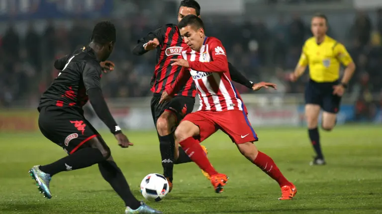 El rojiblanco Ángel Correa en acción ante el Reus. Efe.