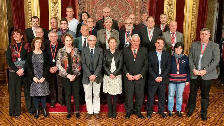 La Presidenta Barkos, la presidenta del Parlamento y la consejera de Cultura, con las personas galardonadas.