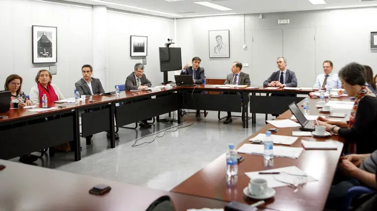 El director ejecutivo de Campus Iberus (4º por la derecha) informa entre el rector, Alfonso Carlosena, y el presidente del Consejo Social, Román Felones.