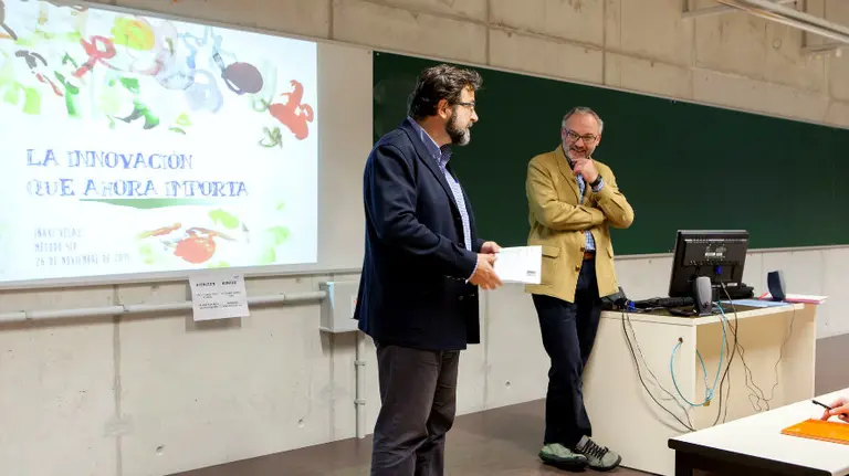 El profesor Jesús Sánchez-Ostiz (izq.) presenta al consultor Iñaki Vélaz.