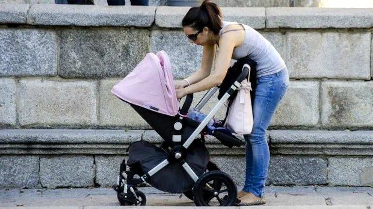 Una mujer con un carrito de bebé. EFE