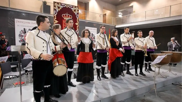 Concierto de la Asociación de Txistularis en el Parlamento.
