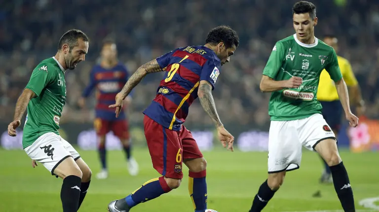 Dani Alves en acción ante el Villanovense. Efe.