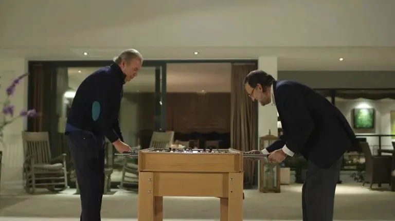 Mariano Rajoy juega al futbolín con Bertín Osborne. (RTVE)