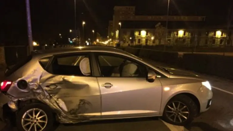 Veh&iacute;culo embestido por la furgoneta.