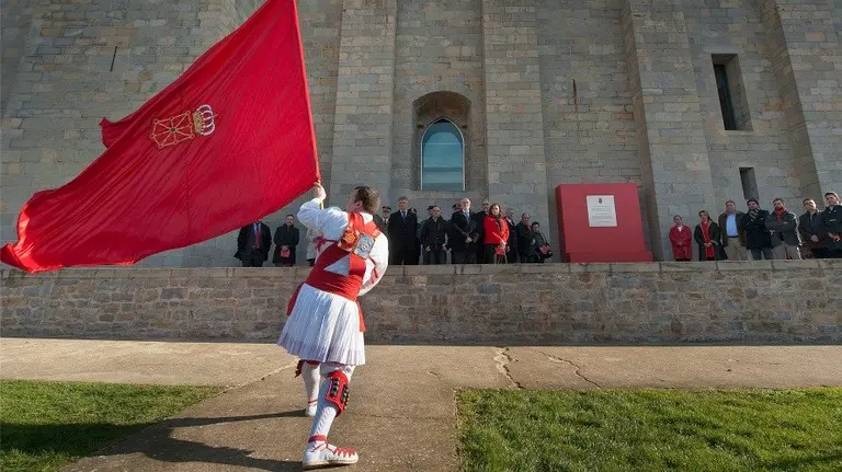 Un dantzari ondea la bandera ante las autoridades.