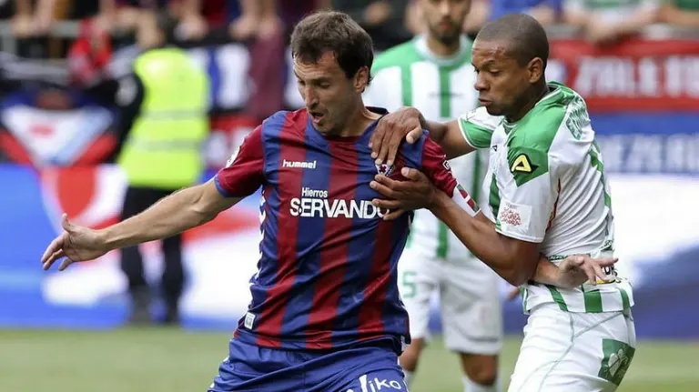 Mikel Arruabarrena en acción con el Eibar. Foto Efe.