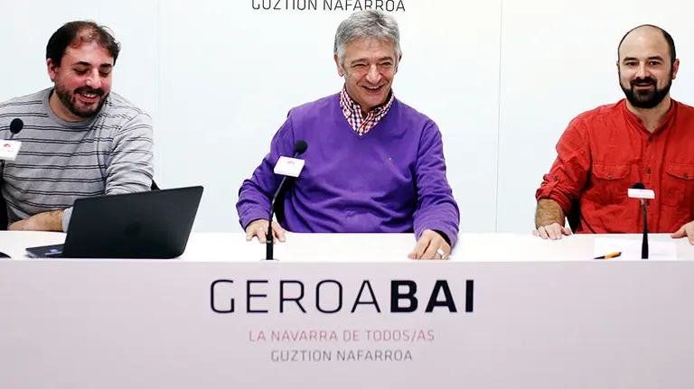 GRA046. PAMPLONA, 21/11/2015.- El candidato de Geroa Bai al Congreso de los Diputados, Koldo Martínez (c), durante la rueda de prensa que ha ofrecido tras la reunión mantenida con los alcaldes y concejales de Geroa Bai de Navarra, en la que ha señalado que apuestan por un modelo "centrado, integrador y participado de alcaldía" y por un modelo de autogobierno "centrado, solidario y social". EFE/Iván Aguinaga