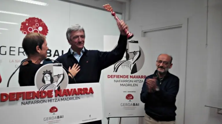 Uxue Barkos entrega el testigo al candidato al Congreso por Geroa Bai, Koldo Martínez.