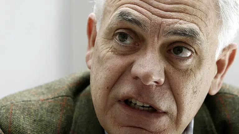 GRA210. PAMPLONA (NAVARRA) 01/12/2015.- El cabeza de lista del PSN al Congreso, Jesús Mari Fernández, que ha participado en la elaboración del programa electoral del PSOE en materia de salud, ha apostado, en una entrevista con EFE, por recuperar la sanidad como un "derecho de los ciudadanos".Fernández, pamplonés de 58 años, ha sido director gerente adjunto del Servicio Navarro de Salud (1990-1991), asesor del consejero de Sanidad del Gobierno vasco (1991-1995) y director general del departamento de Salud del Gobierno de Navarra (1995-1996). EFE/Jesus Diges