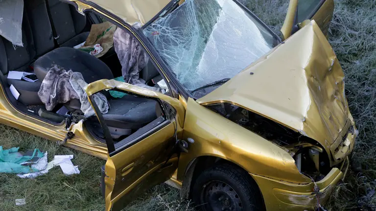GRA153 SALAMANCA, 30/11/2015.- Dos personas han resultado heridas graves esta mañana en la caída de su coche por el puente de entrada a la localidad de Alba de Tormes (Salamanca), que fue causada por una colisión anterior EFE/J.M.Garcia