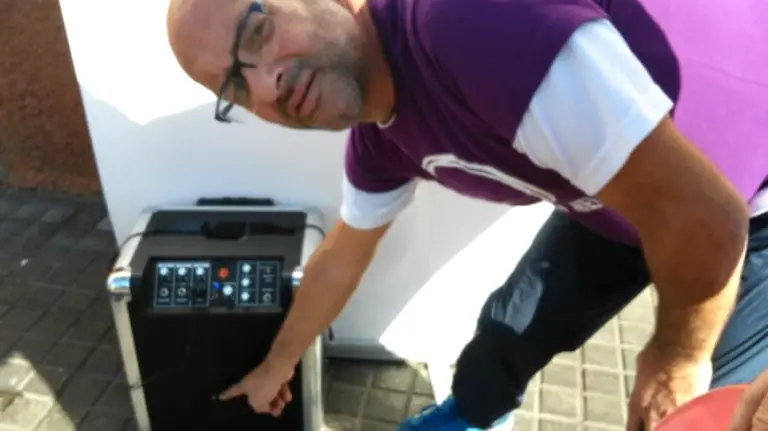 Perdigonazo en el altavoz de Podemos en Melilla. /LUZDEMELILLA