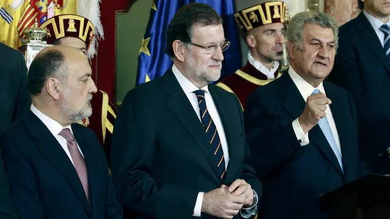 El presidente del Gobierno y candidato del PP a la reelección, Mariano Rajoy (c), y el presidente del Tribunal Constitucional, Francisco Pérez de los Cobos (i), escuchan la intervención del presidente del Congreso de los Diputados, Jesús Posada (d), en la recepción celebrada en la Cámara Baja con motivo del XXXVII aniversario de la Constitución. EFE/Ballesteros