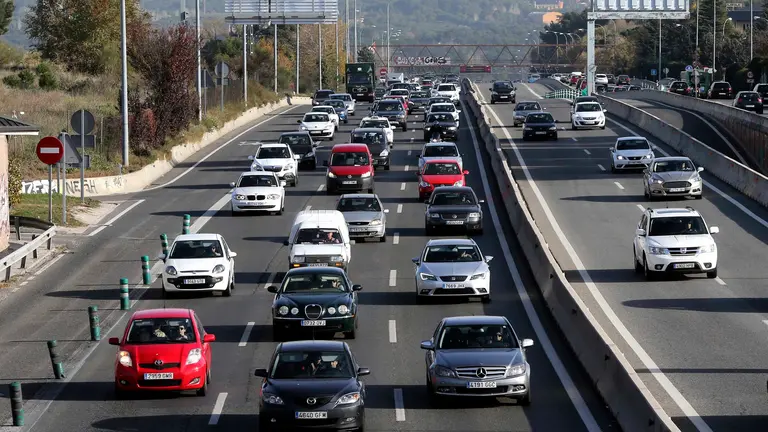 GRA232. MADRID, 04/12/2015.- Tráfico hoy en la Nacional VI, la carretera de A Coruña, a la salida de Madrid, en la jornada de inicio del puente de la Constitución y de la Inmaculada por lo que las carreteras de salida de las grandes ciudades registran a primera hora de esta tarde algunas complicaciones debido a la gran afluencia de vehículos. Poco antes de las tres de la tarde varias de las salidas de Madrid sufrían retenciones de tráfico. EFE/Ballesteros