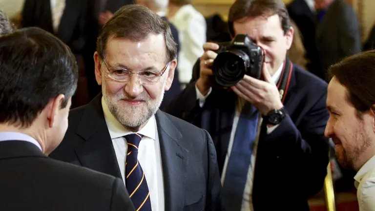 El presidente del Gobierno y candidato a la reelección, Mariano Rajoy (c), conversa con los líderes y candidatos de Podemos, Pablo Iglesias (d), y UPyD, Andrés Herzog, a su llegada a la recepción celebrada en el Congreso de los Diputados con motivo del XXXVII aniversario de la Constitución. EFE/Ballesteros